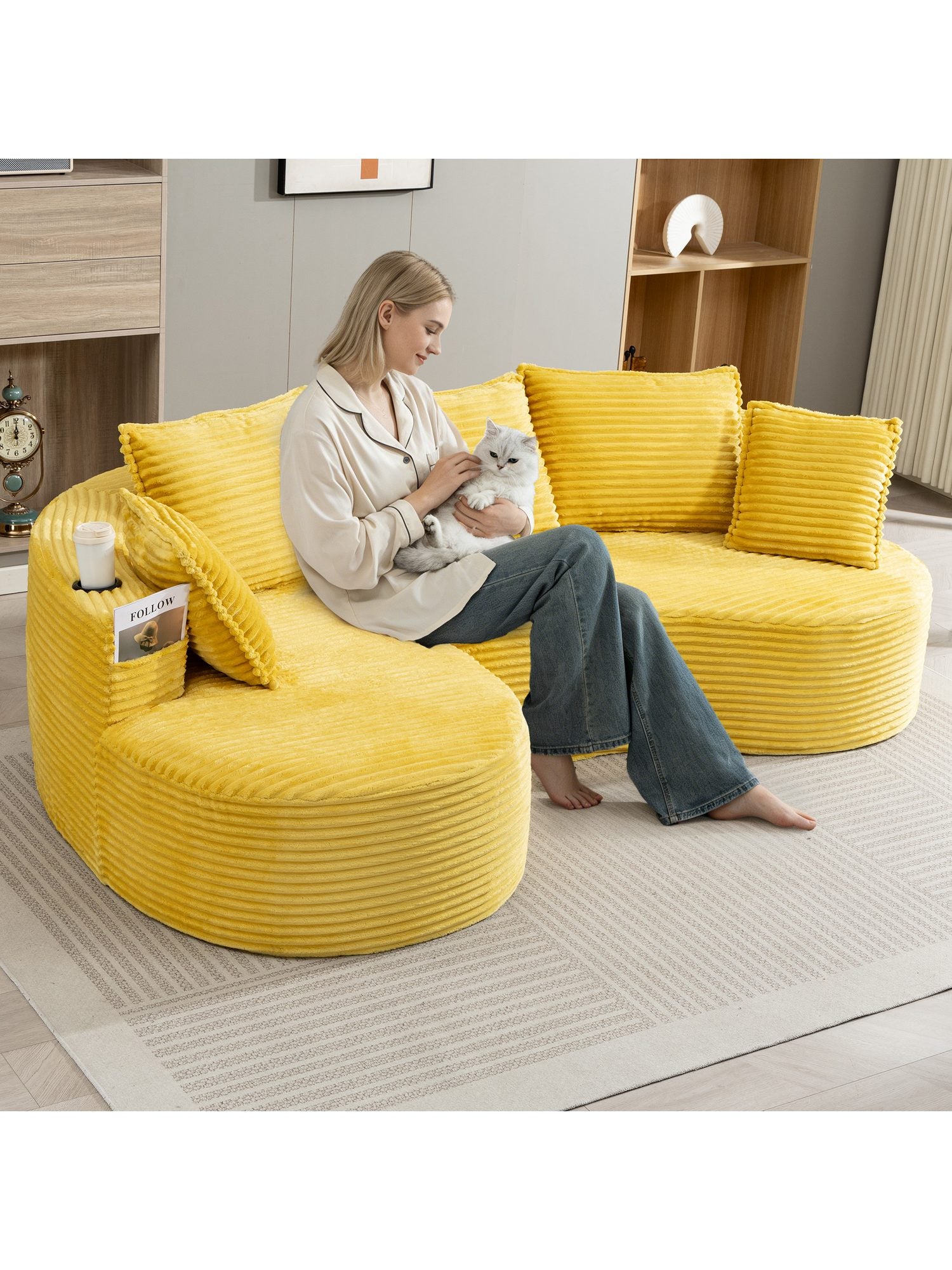 Seitenansicht des Cord Bogensofas mit geschwungener Form