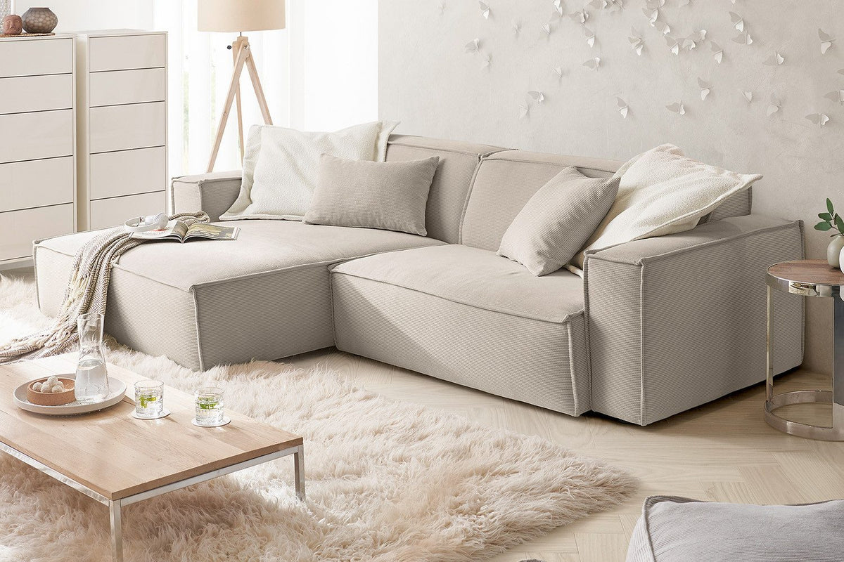 Nahaufnahme des Feincord Bezugs in Beige am Ecksofa SAMU