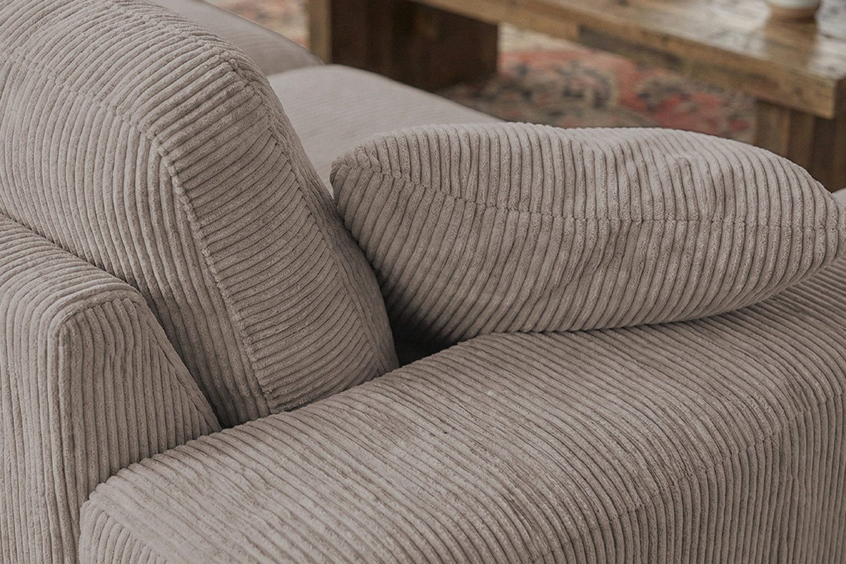 Seitenansicht des NETTA Cordsofas mit Birkenholzfüßen