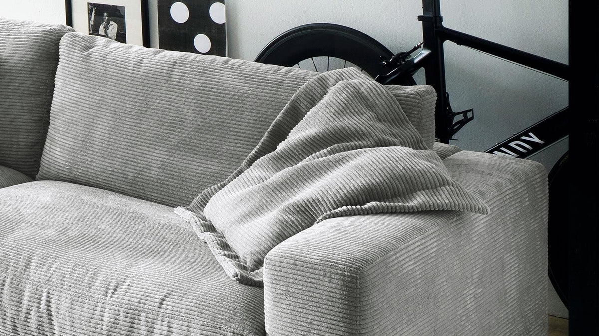 Big Sofa SEVENTIES mit losen Rückenkissen im Wohnraum