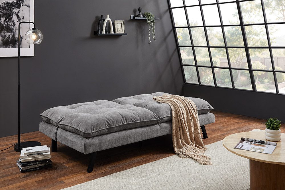 Nahaufnahme des grauen Cordbezugs am Schlafsofa COCOONING