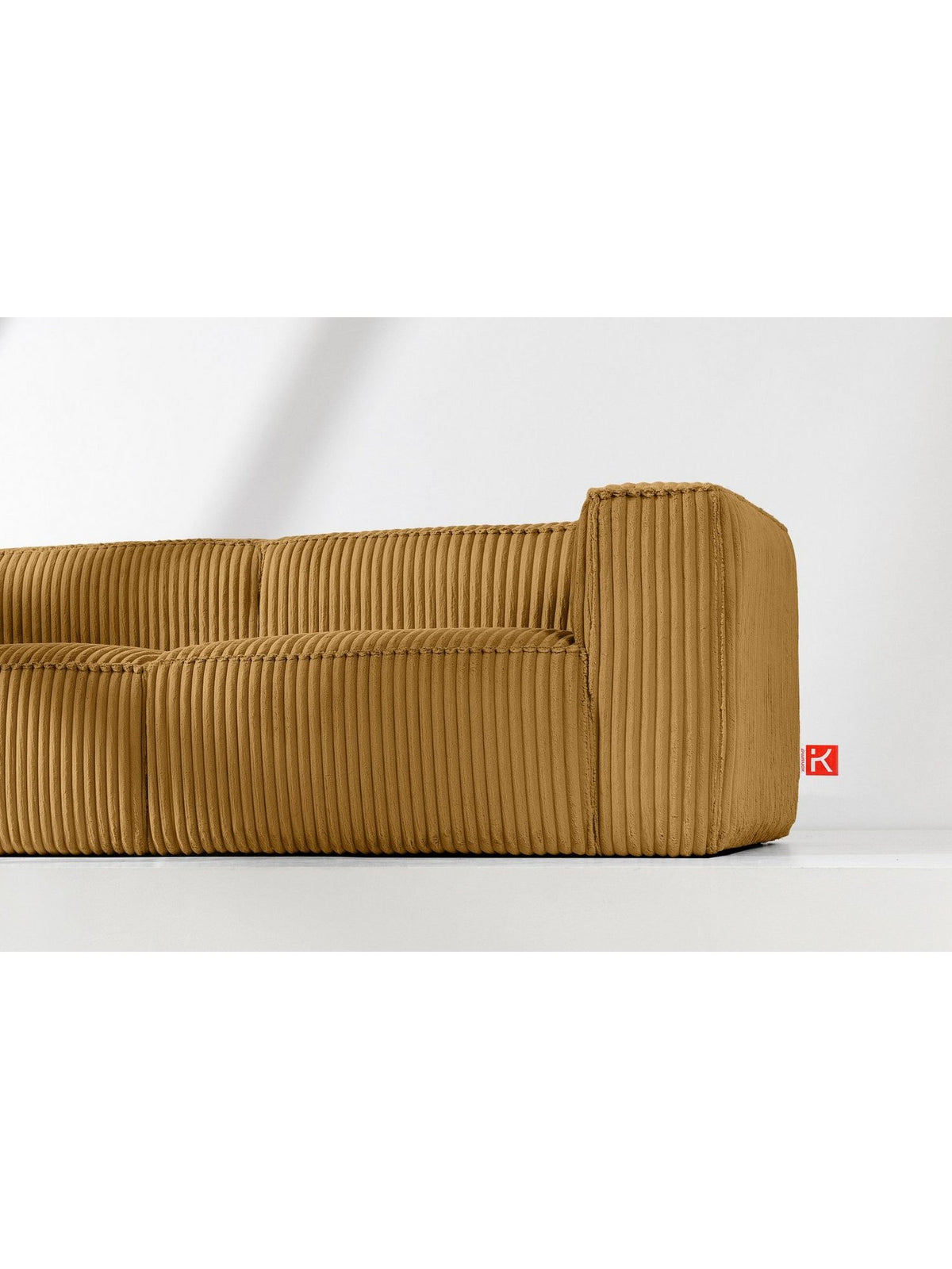 Armlehne und Kunststoffgleiter des Cord Sofas FEROX