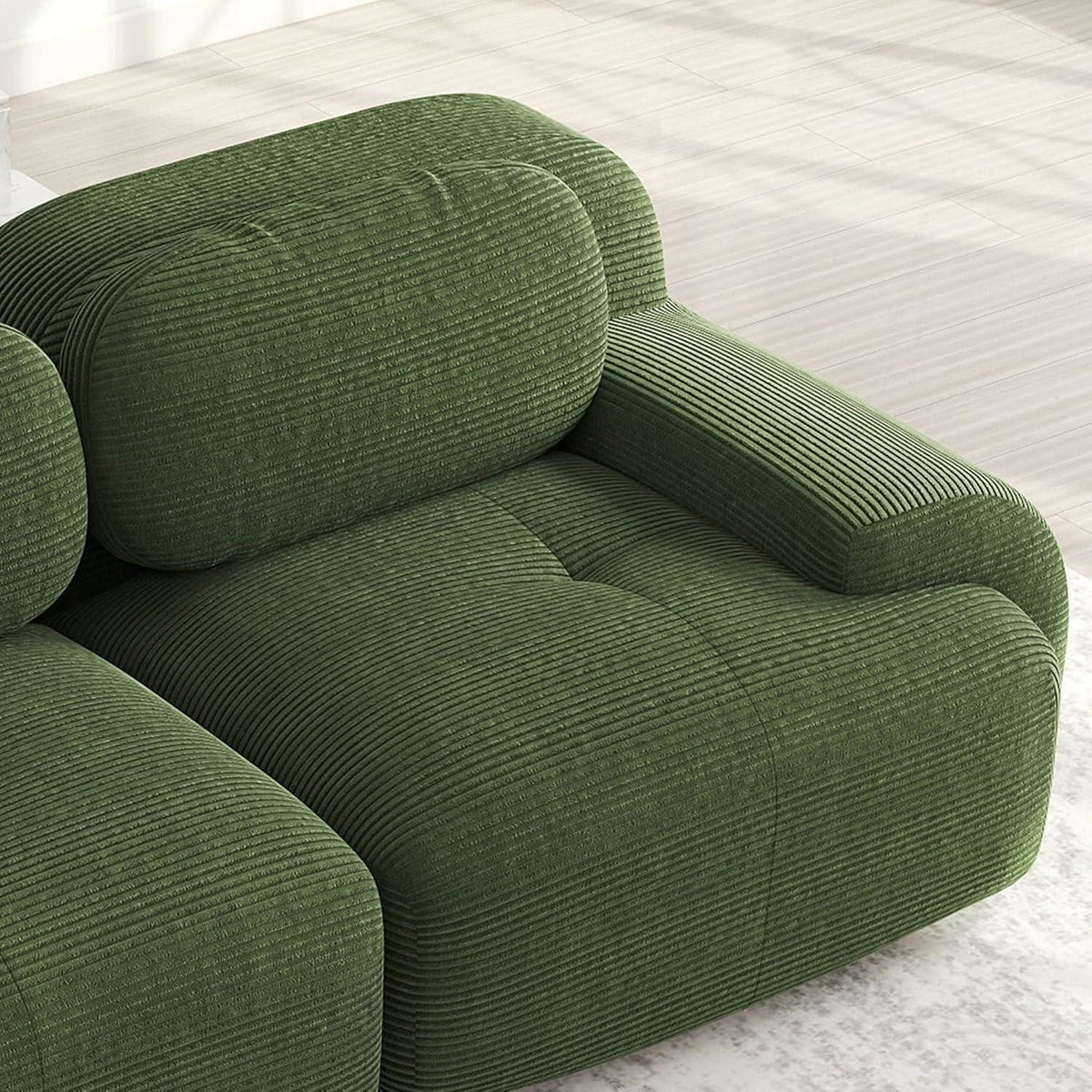 Modulares Cord Ecksofa in Gruen im Wohnzimmer