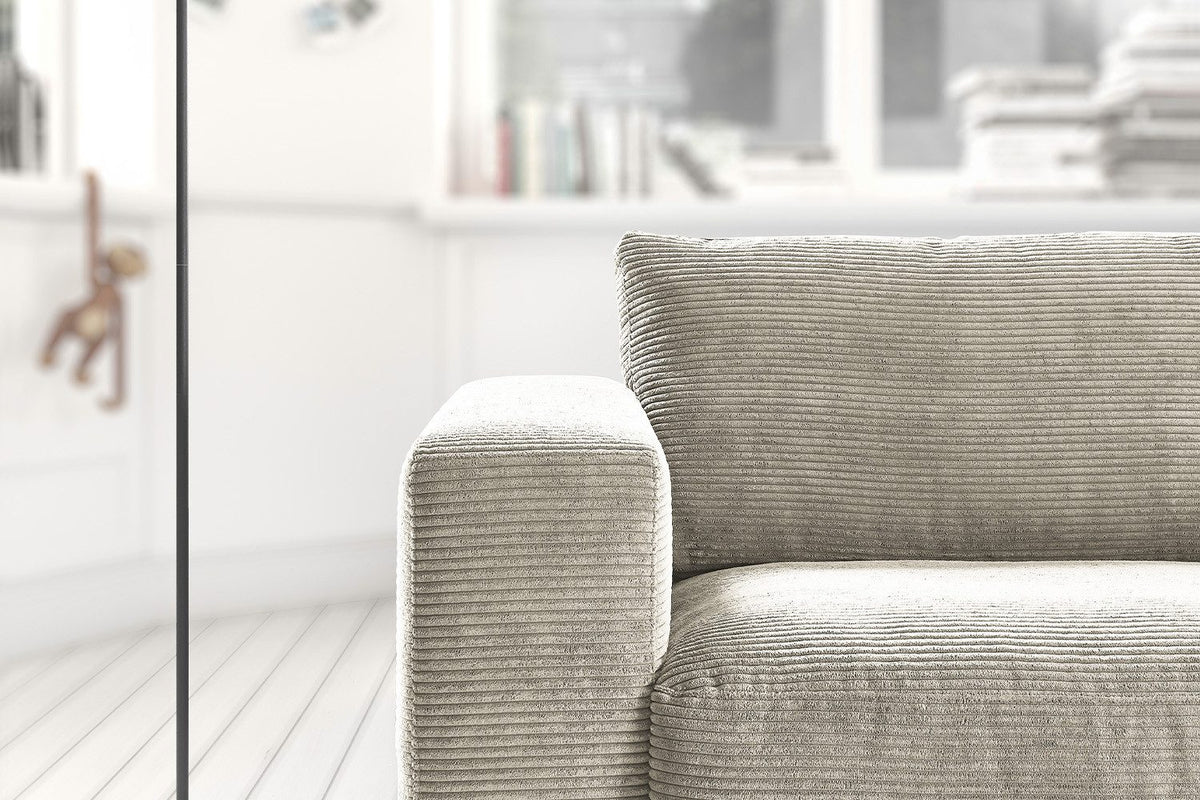 Schwarzer Gleitfuß und Bodenfreiheit des Sofas MADELINE