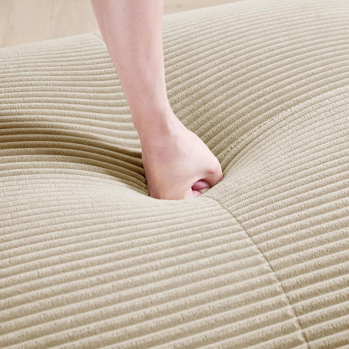 Nahaufnahme des weichen Cordstoffs in Beige