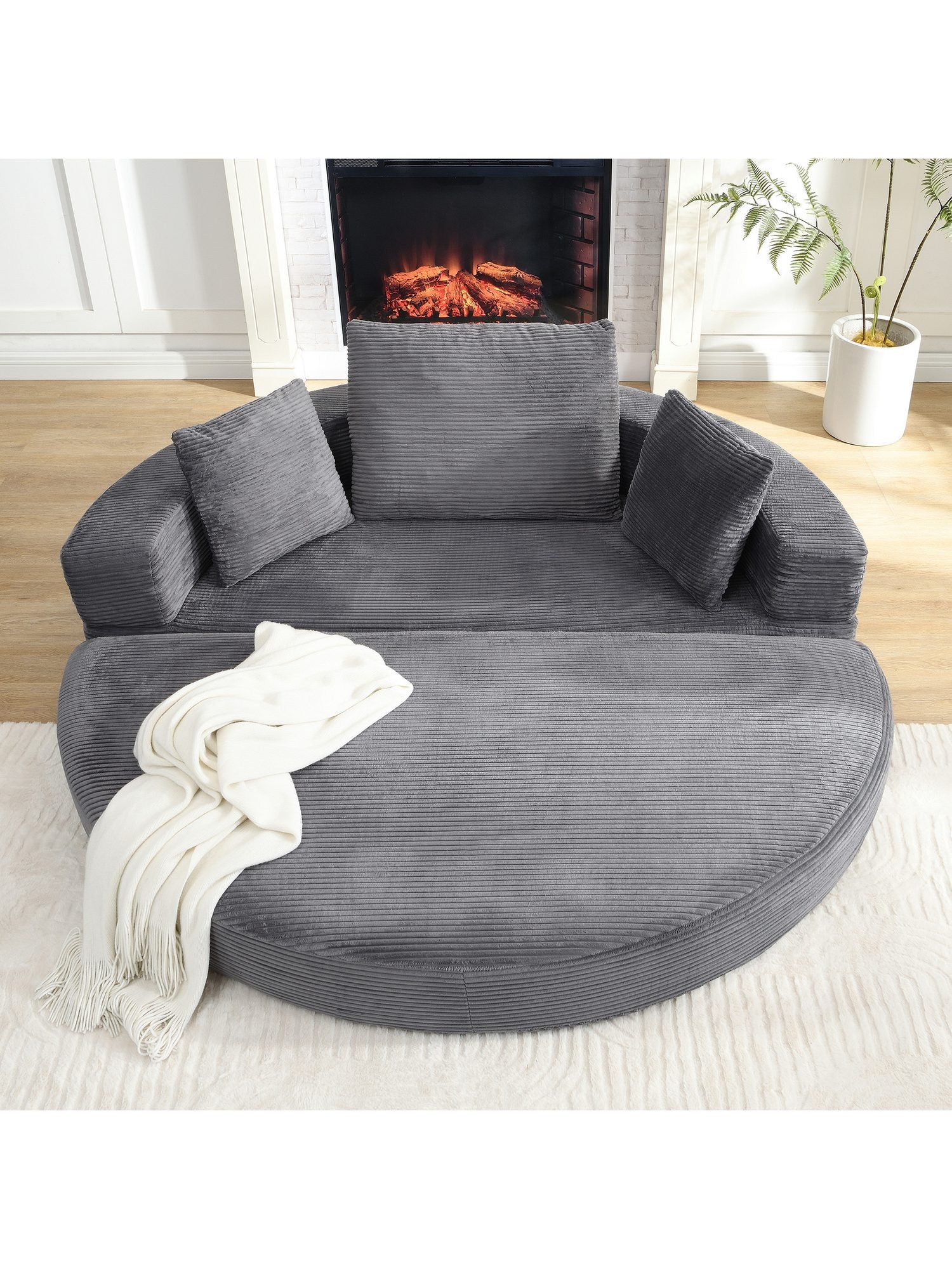 Cord Schlafsofa mit drei Kissen im Wohnzimmer