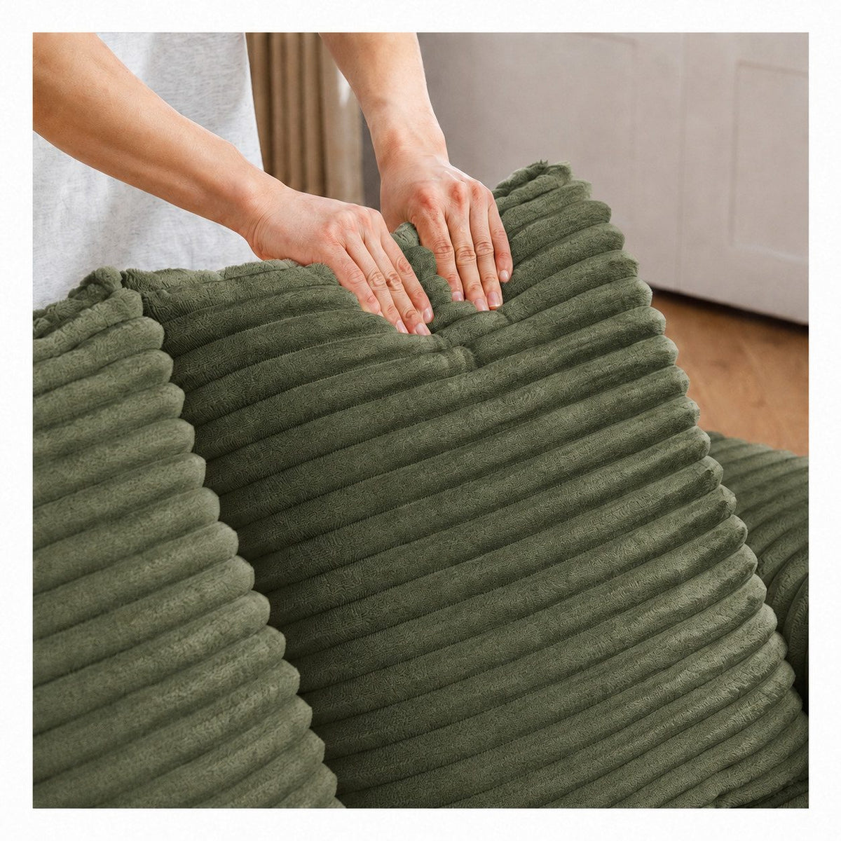 Cord Schlafsofa ORVANE in Grün von vorne