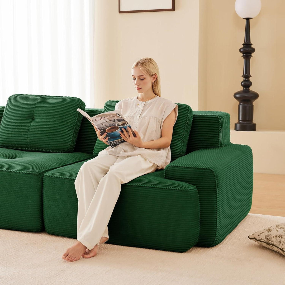 Rutschfester Standfuß des grünen Cord Ecksofas