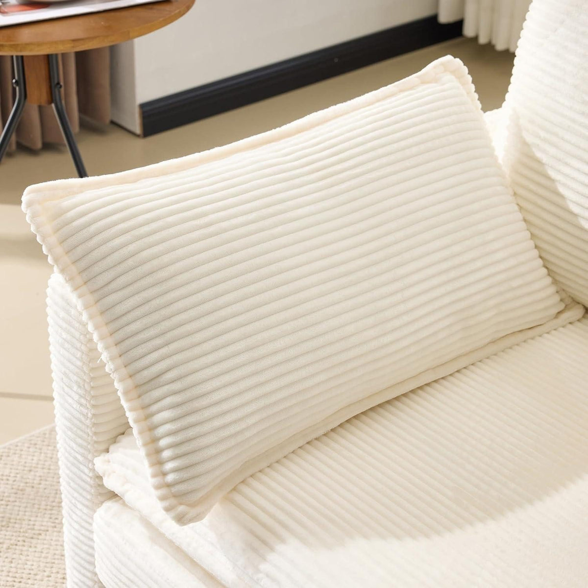 Beiges Cord Sofa im Wohnzimmer