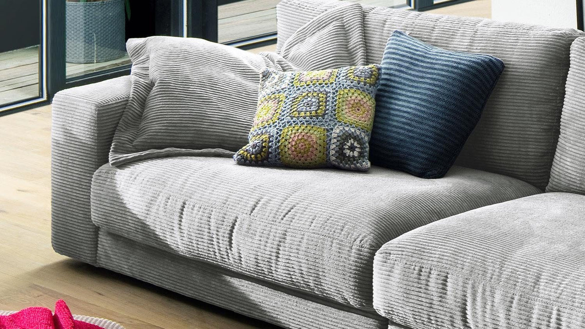 Big Sofa SEVENTIES in Grau von der Seite