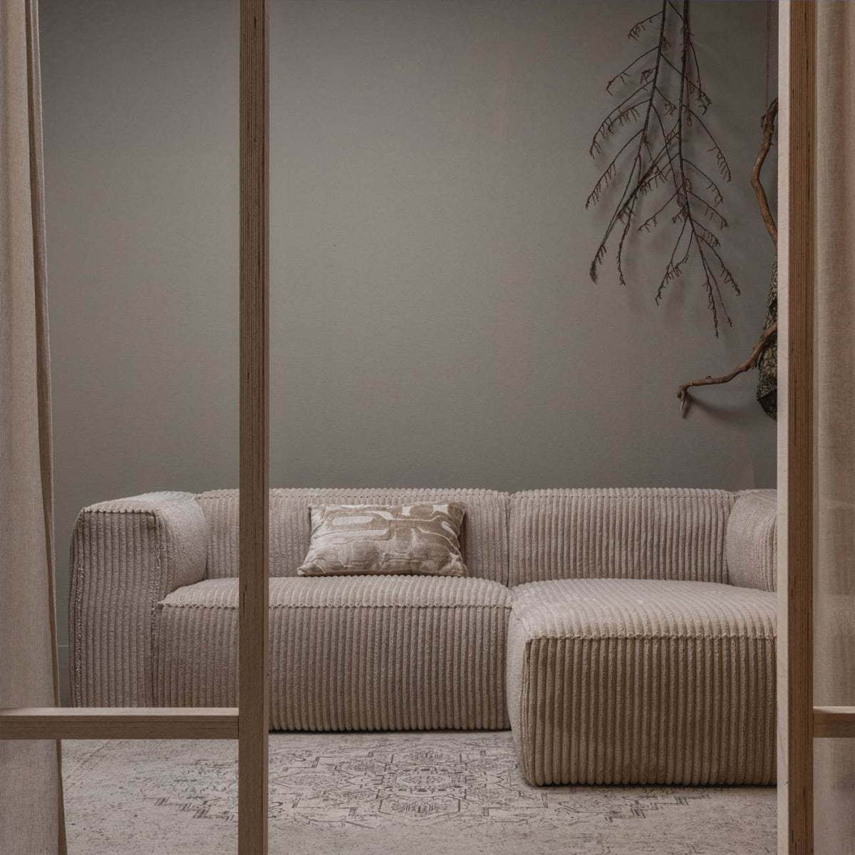 Ecksofa BEAN im modernen Wohnzimmer mit Holzmöbeln
