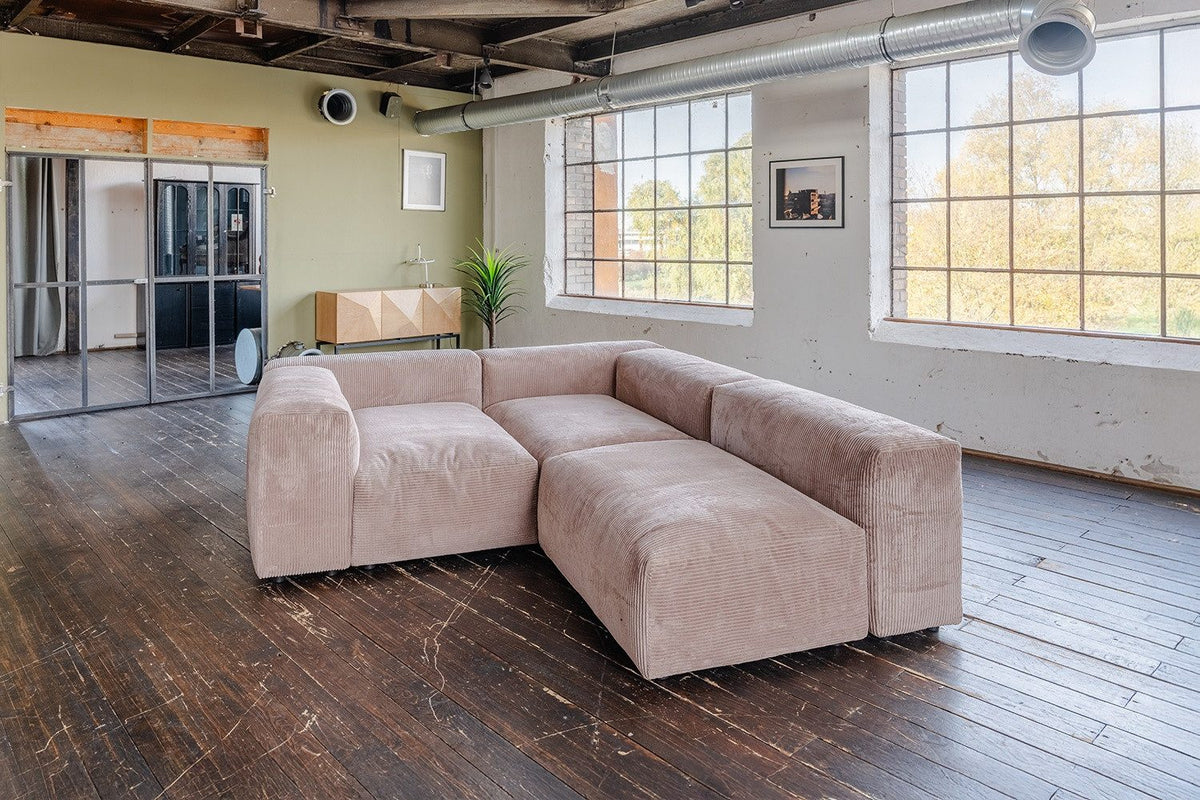Cord Sofa MIA mit legerer Polsterung im Wohnzimmer