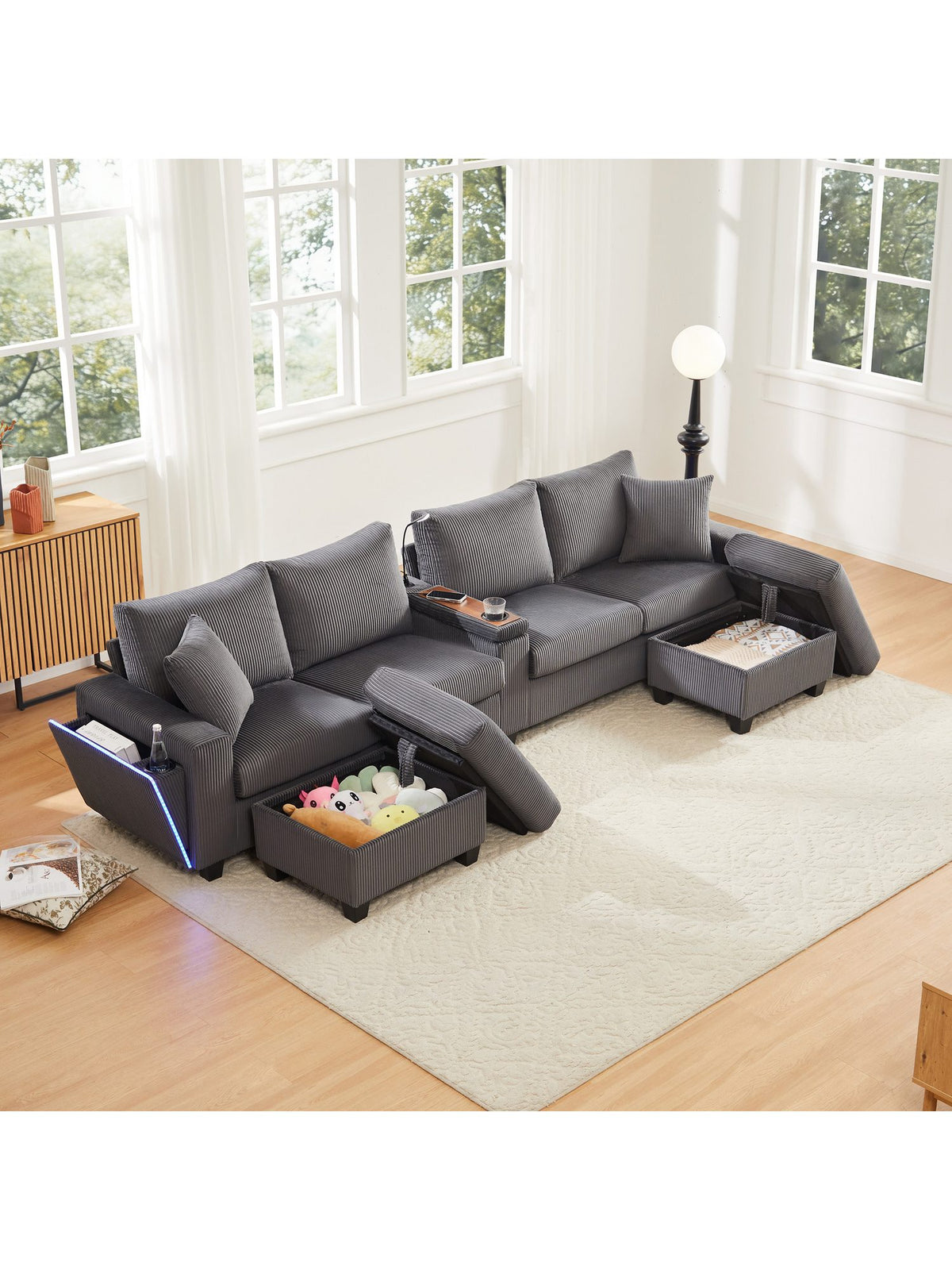 Hocker mit Stauraum vor dem grauen Cord Sofa