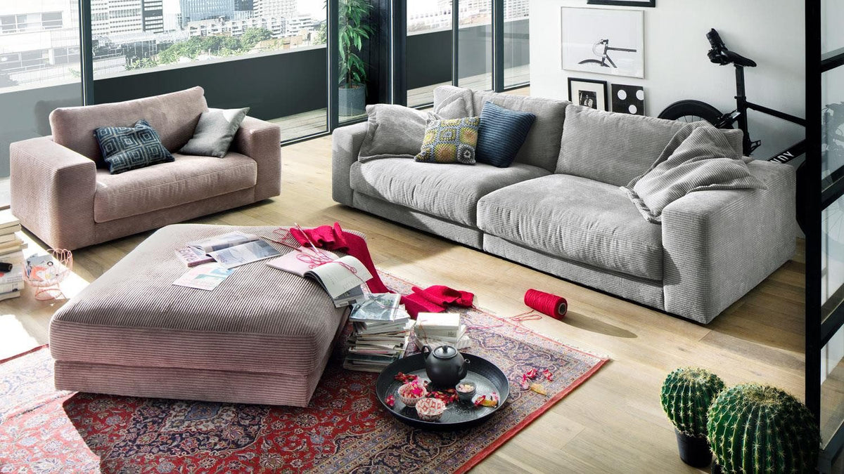 Detailansicht des grauen Cordbezugs am Big Sofa SEVENTIES