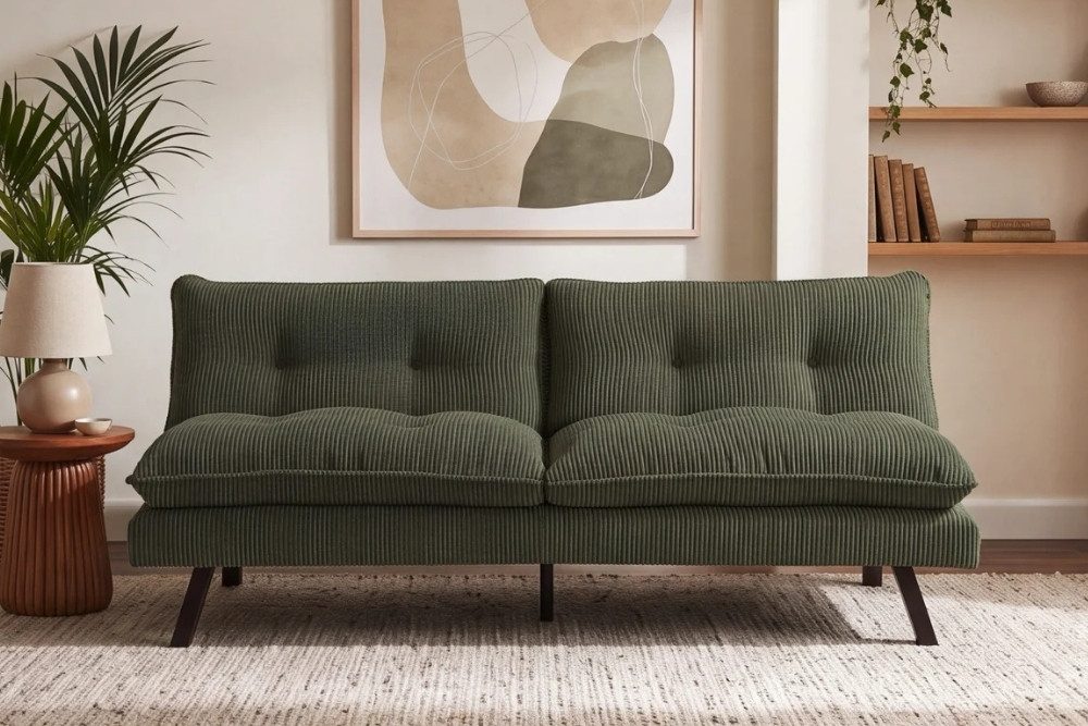 Seitenansicht des grünen Cord Schlafsofas CAPULO