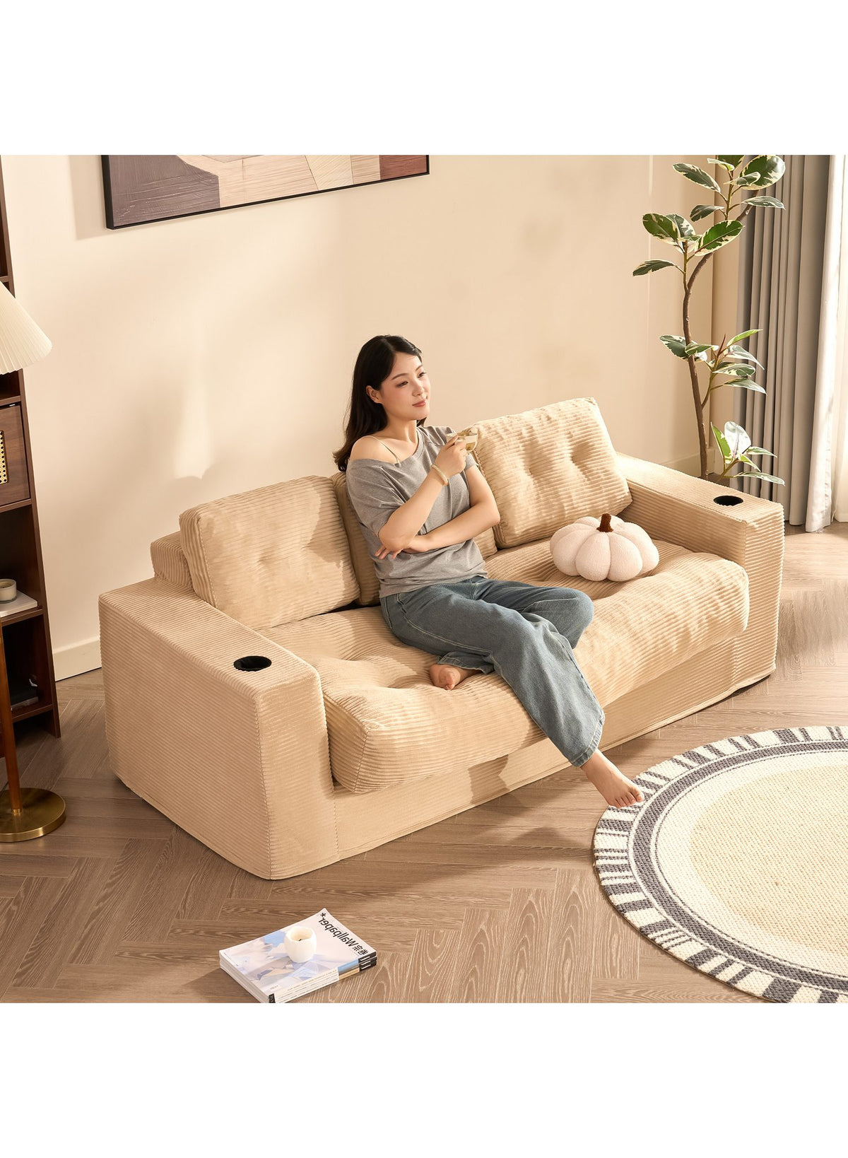 Bodensofa mit drei Rückenkissen im Jugendzimmer