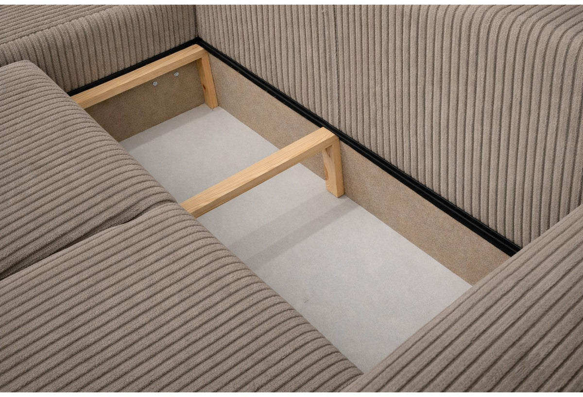 Nahaufnahme des gerippten Cordstoffs Poso in Dunkelbeige