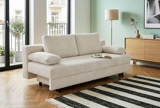 Wohnzimmeransicht des kleinen Cord Schlafsofas ONNIKO in Creme