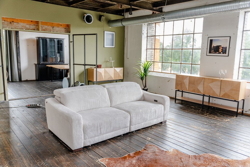 Cord Sofa KIANA in Cremeweiss mit elektrischem Sitzvorzug