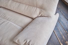 Sitzfläche des Sofas CINE mit 64 cm Sitztiefe