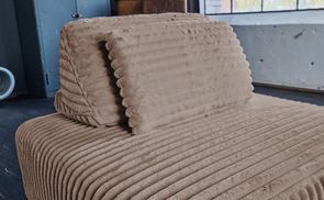 Detailansicht des weichen Breitcords in Taupe