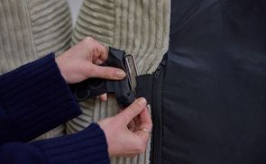 Cordstoff und Reißverschluss des Sofas ZEN im Detail