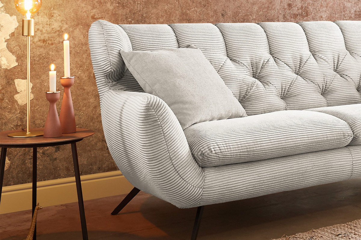 Metallfuesse des Cord Sofas CHARME in Nahaufnahme