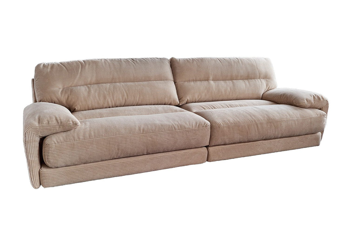 Nahaufnahme des braunen Cordbezugs des Sofas CINE