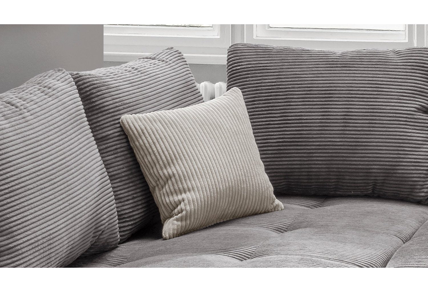 Cord Ecksofa 17202 mit Rückenkissen und Zierkissen