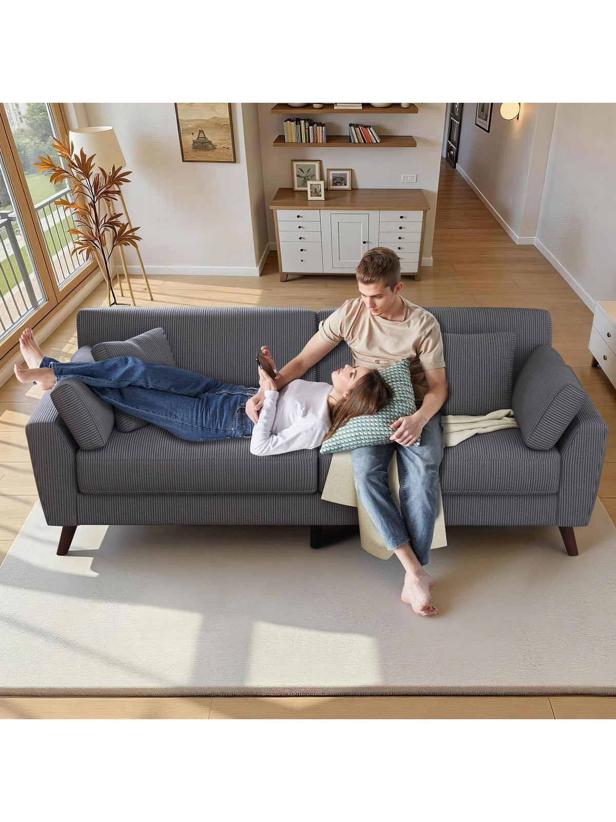 Sitzfläche und Zierkissen des Big Sofas in Cord