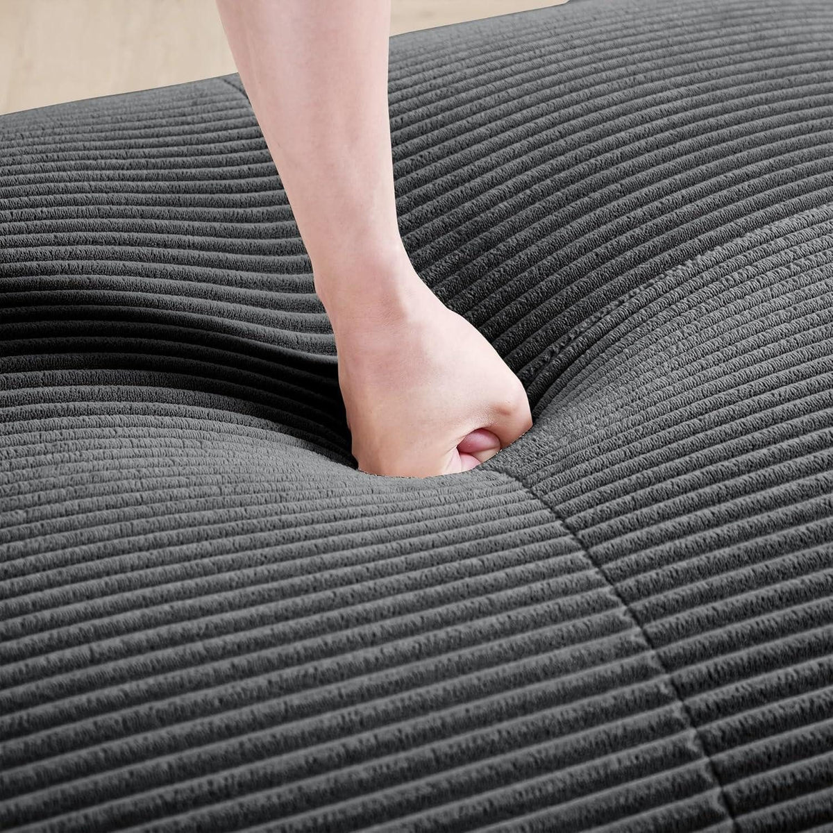 Detailaufnahme des Cord-Samt-Stoffs in Grau