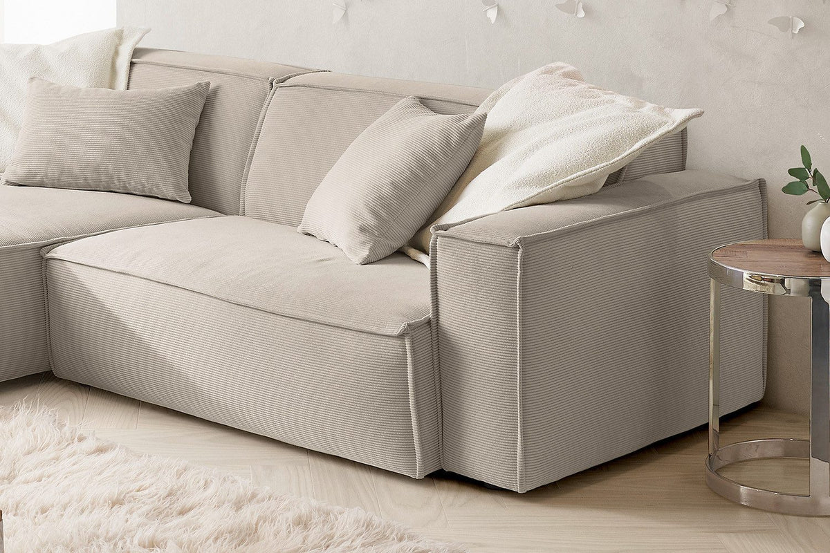 Cord Ecksofa SAMU in Beige im Wohnzimmer aufgestellt