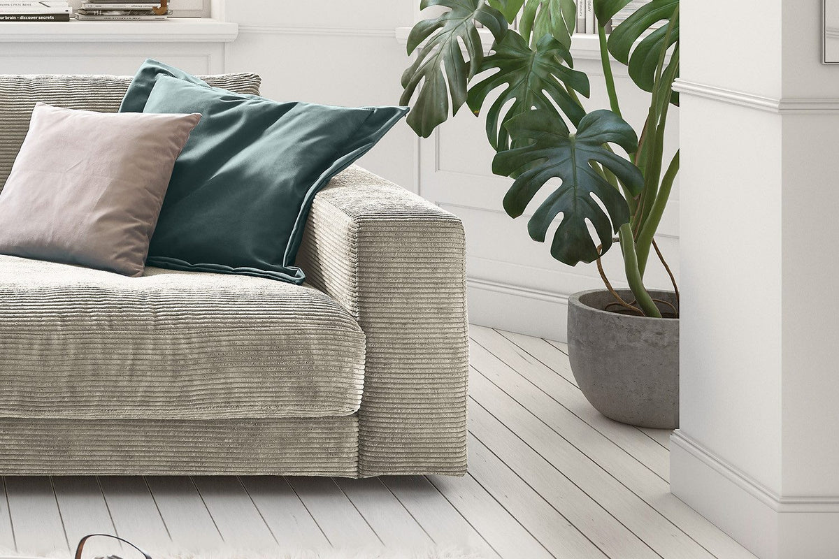 Cord Sofa MADELINE von vorne mit losen Rückenkissen