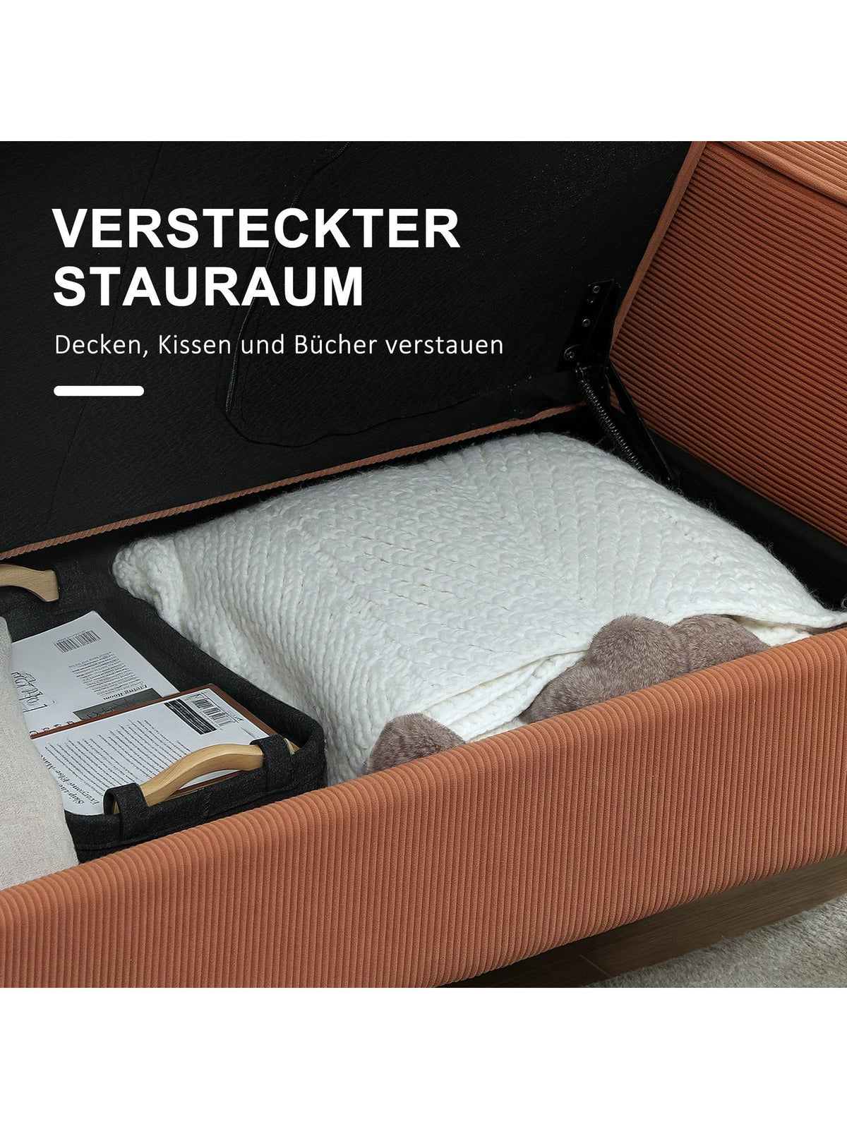 Geöffneter Stauraum unter der Sitzfläche des Cord Sofas LOVESEAT
