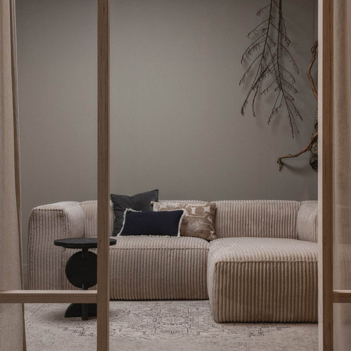 Cord Ecksofa BEAN in Sand von vorne mit Recamiere