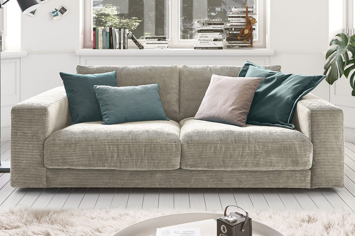 Tiefe Sitzfläche des Cordsofas MADELINE