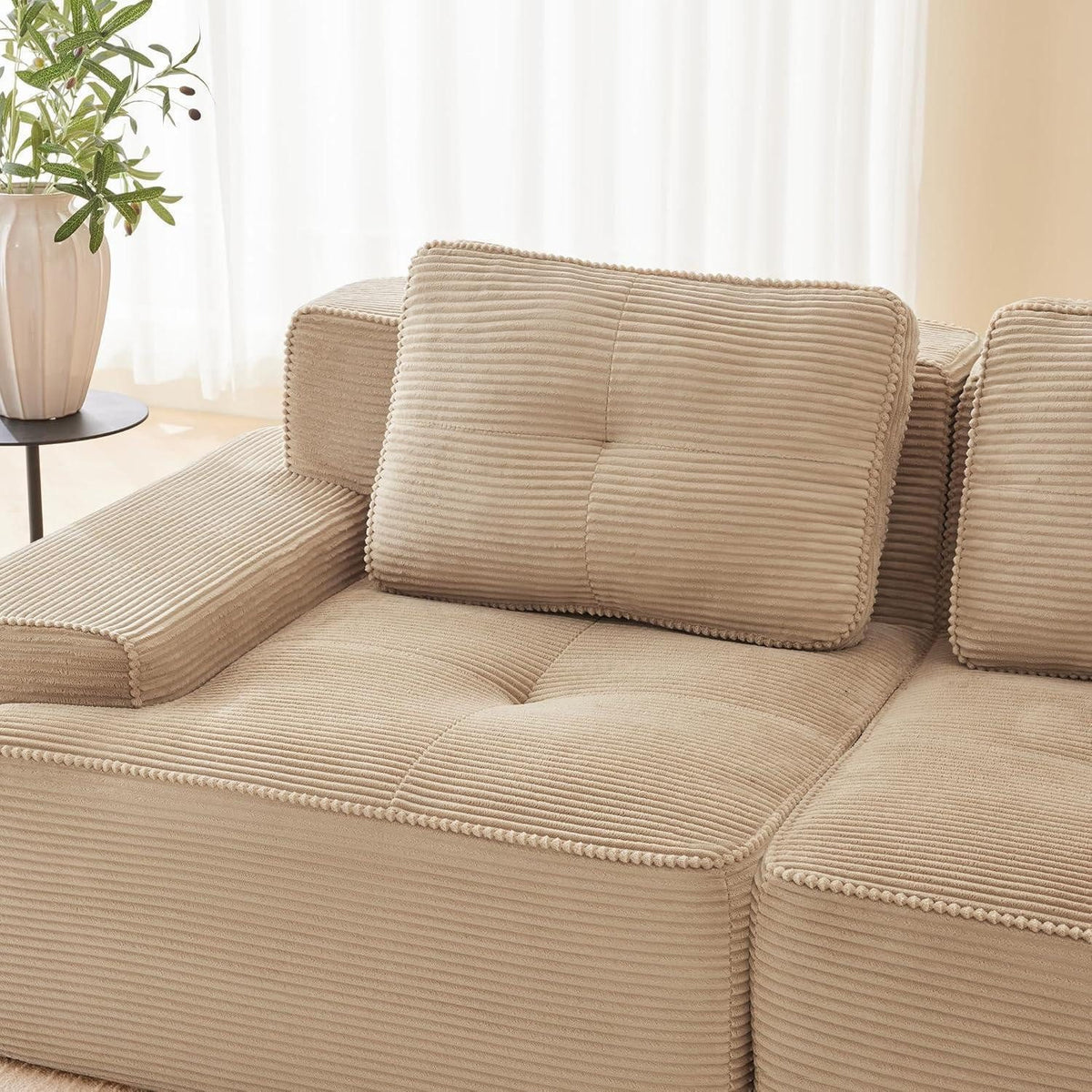 Tiefe Sitzflaeche des Cord Ecksofas in Beige