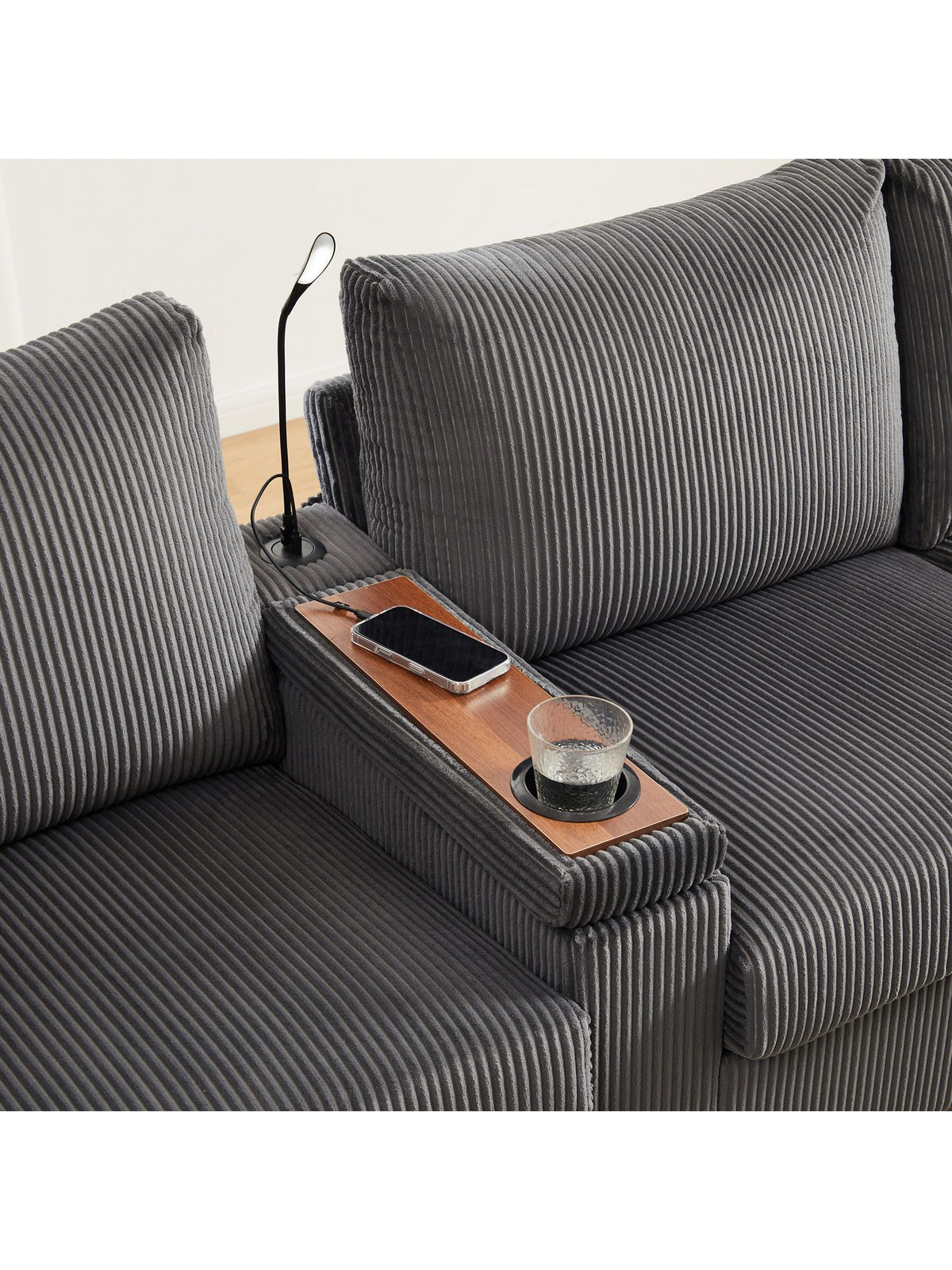 Detailaufnahme des weichen Cordbezugs in Grau