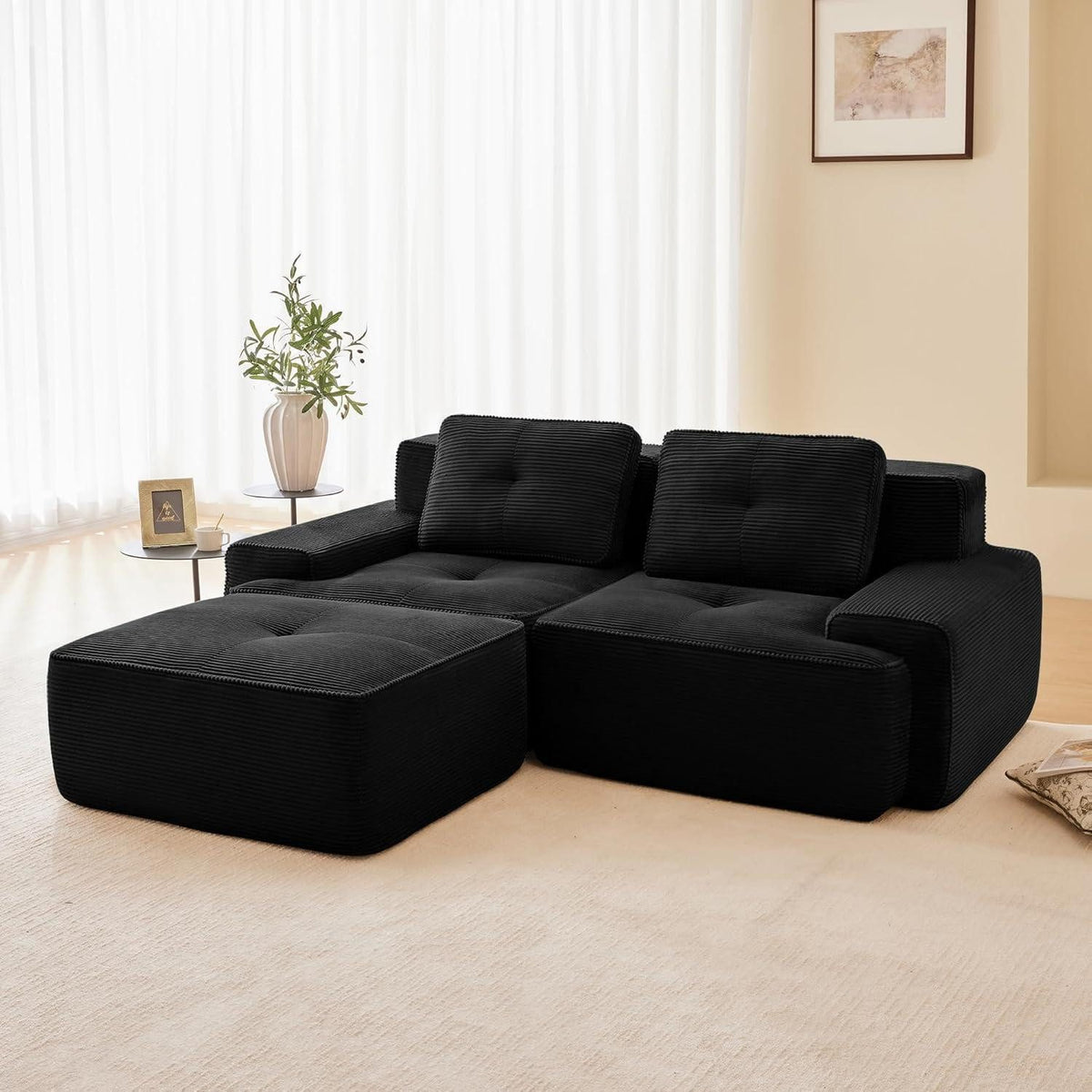 Schwarzes Cord Sofa in L-Form aufgestellt