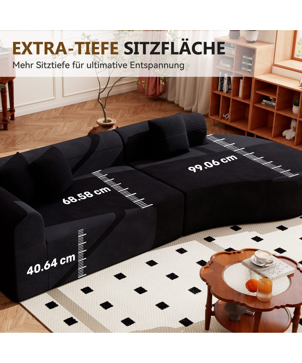 Schwarzes Cord Ecksofa im großen Wohnzimmer aufgestellt