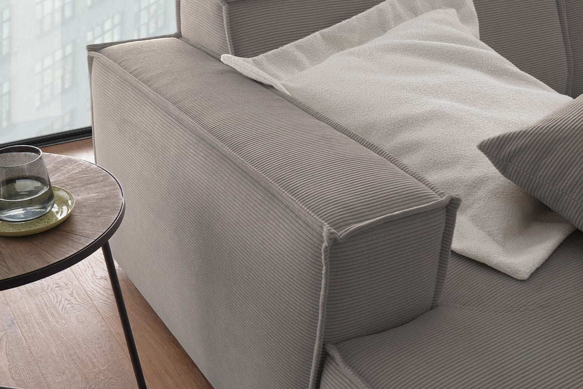 Big Sofa SAMU von schräg vorne im Wohnzimmer