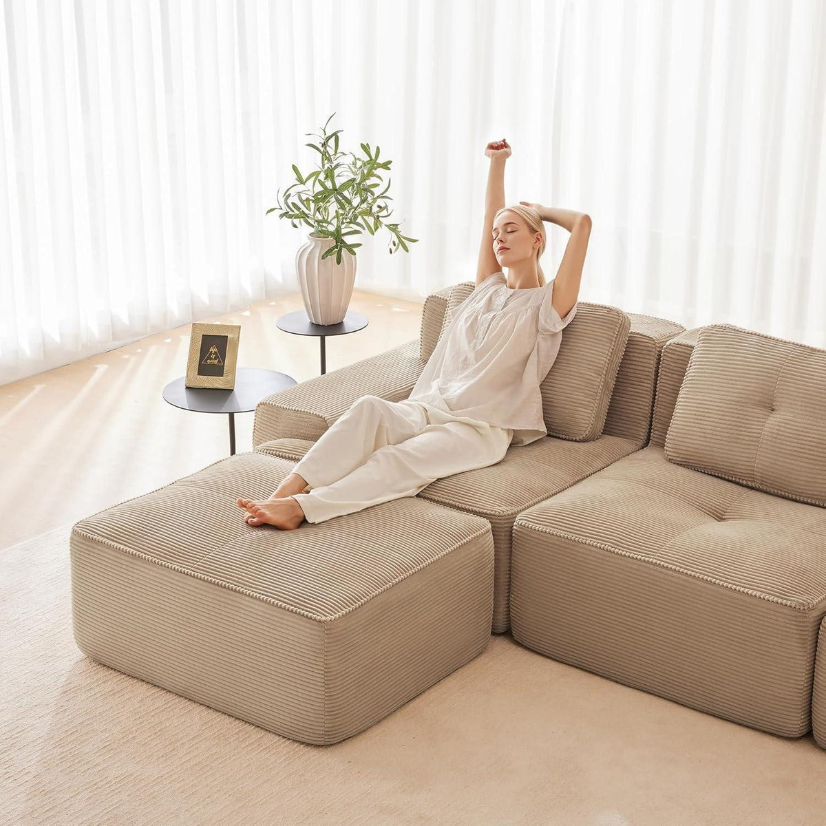 Modulares Cord Ecksofa in Beige im Wohnzimmer