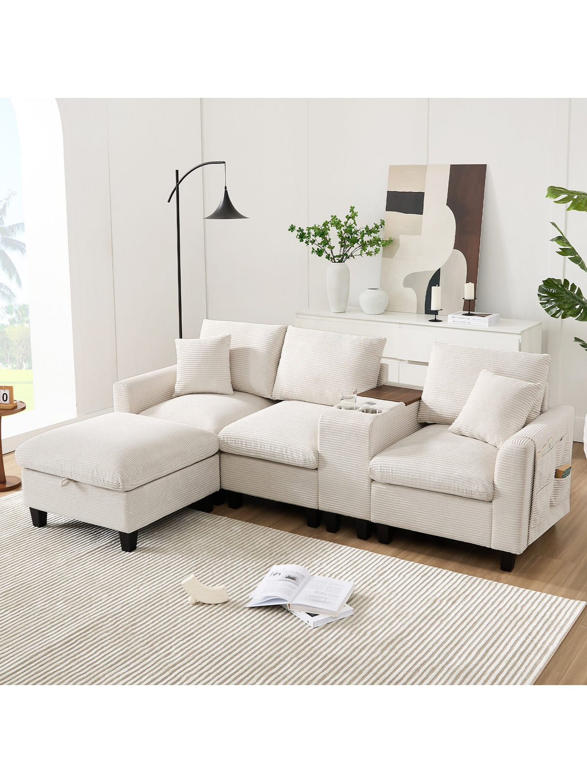 Geöffneter Stauraumhocker des beigen Cord Ecksofas