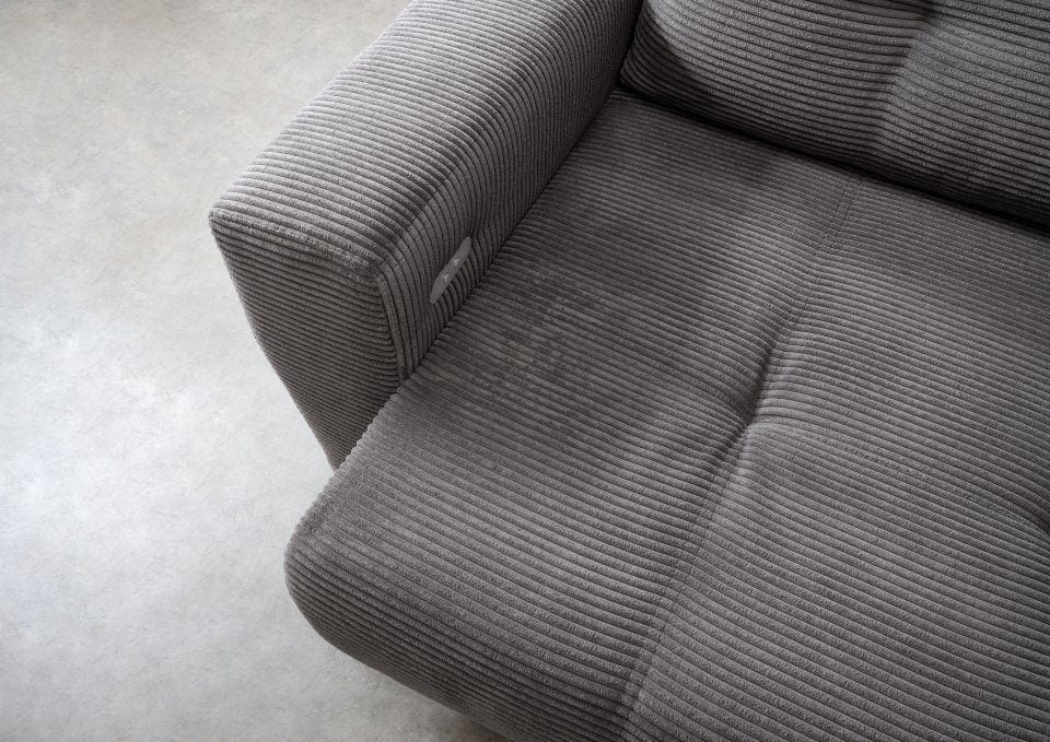 Detailansicht des grauen Cordbezugs am Ecksofa RENEGADE