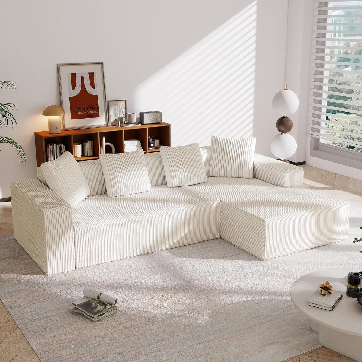 Cord Ecksofa in Weiß mit vier Kissen im Wohnzimmer