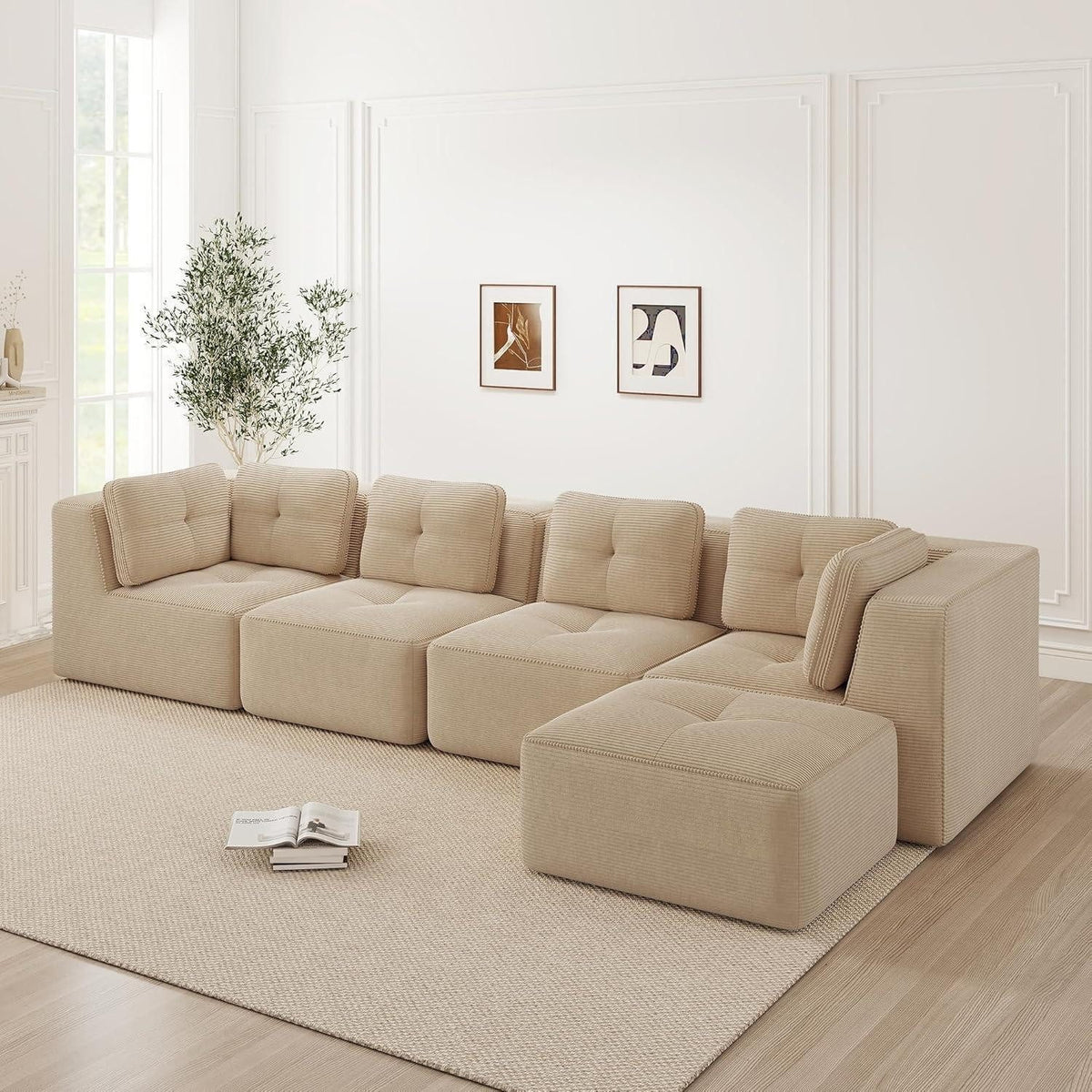 Seitenansicht des beigen Cord Ecksofas mit breiten Armlehnen