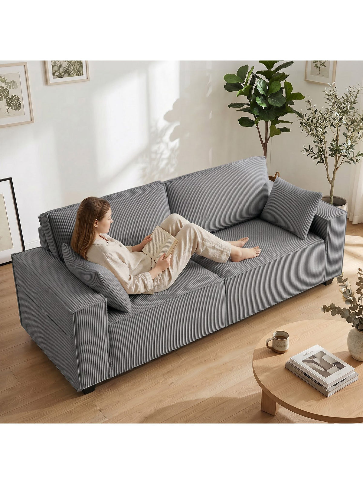 Cord Sofa 3-Sitzer im Wohnzimmer aufgestellt