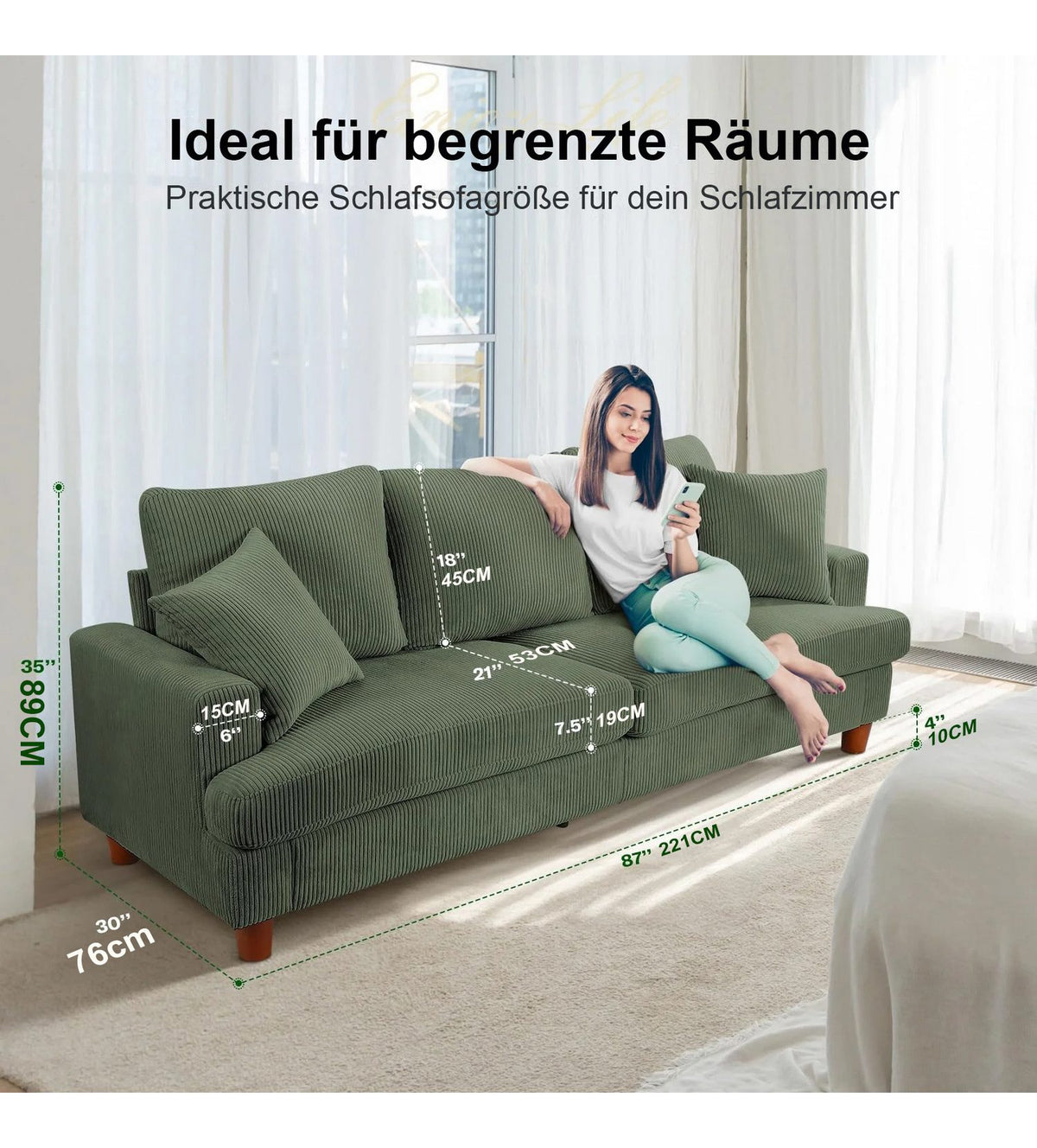 Grünes Cord Sofa in der Frontansicht