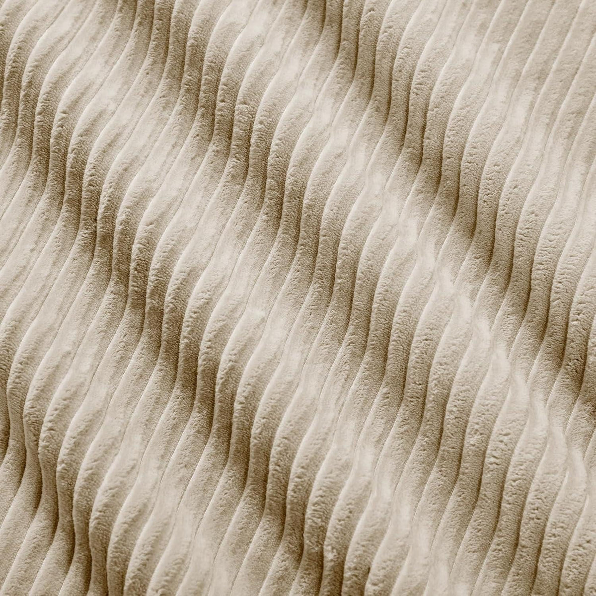 Beiges Cord Sofa im hellen Wohnzimmer