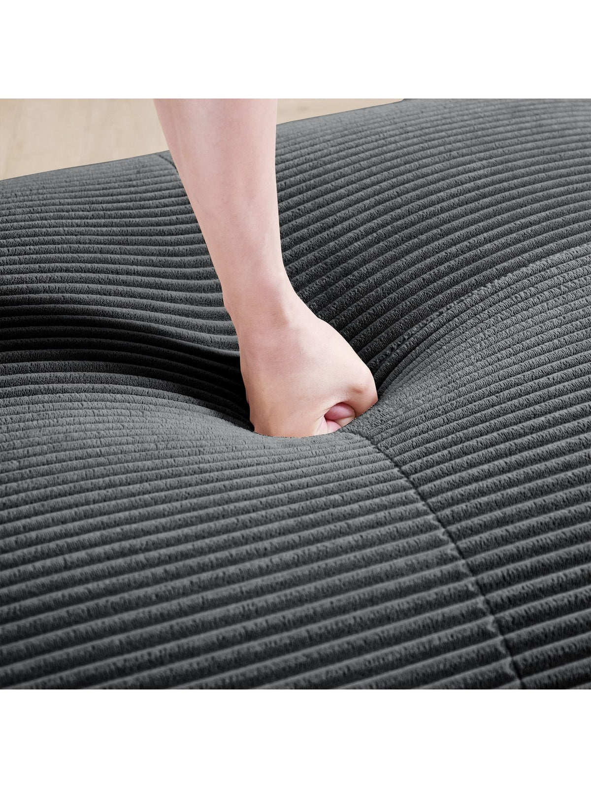Einzelne Sitzmodule des Cord Sofas nebeneinander
